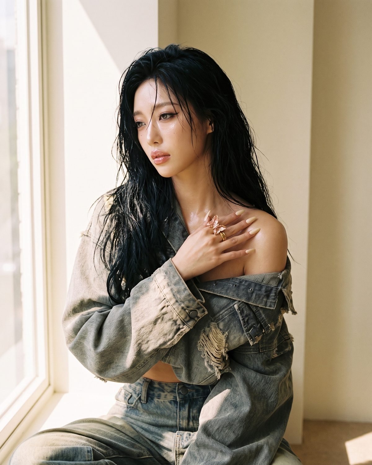 A model seated by a window wearing the Nabi Ring in blush